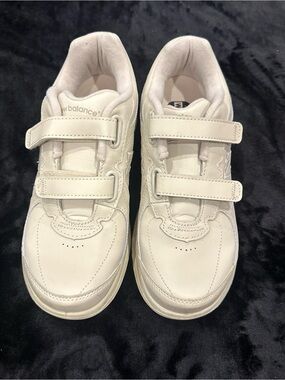 New Balance Women’s size 7 Bone color Velcro Athletic Walking Sneake